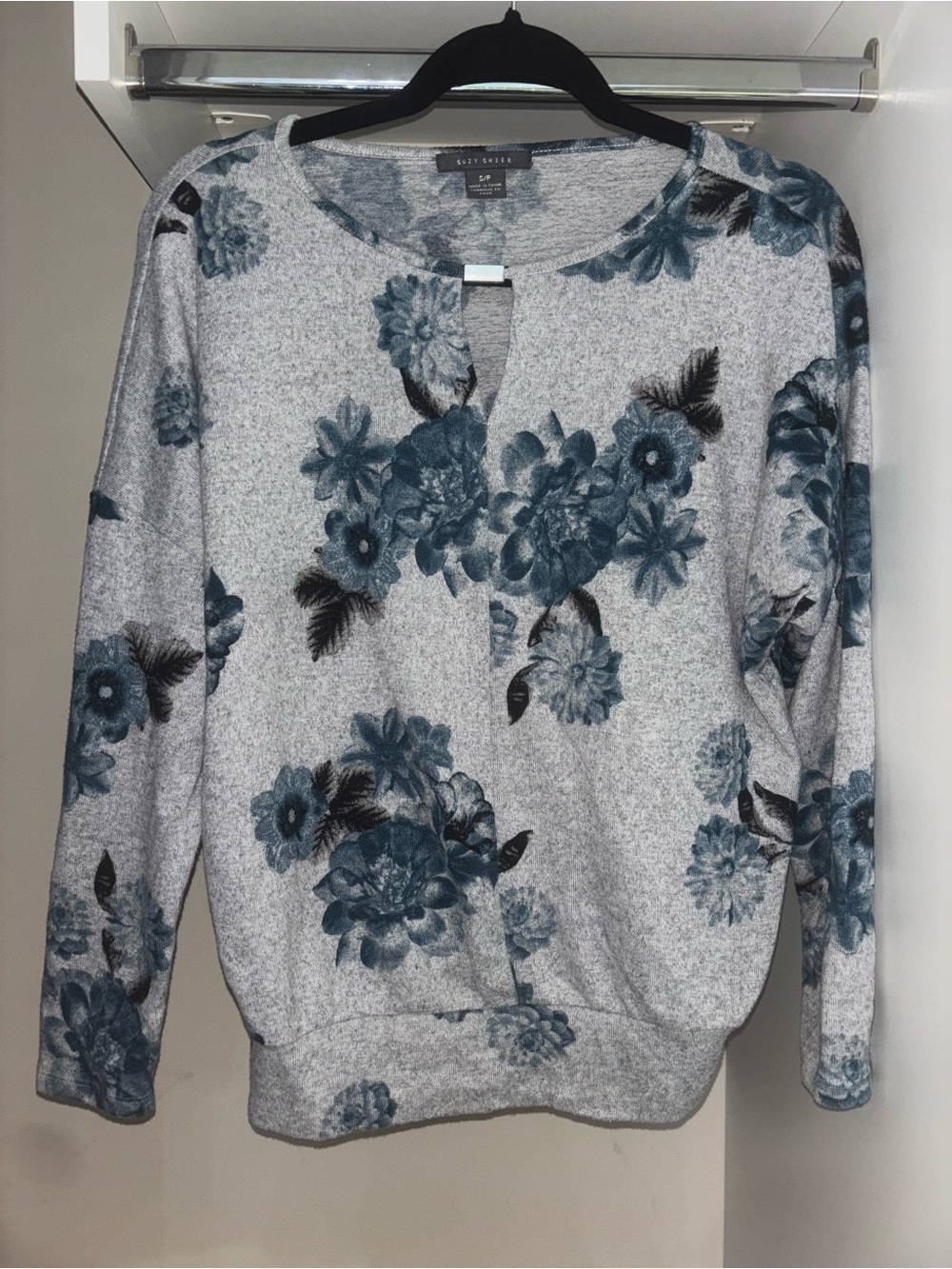 Suzy Shier Gray Floral Scoop Neck Cut Out Light Sweater with Blue Flowers